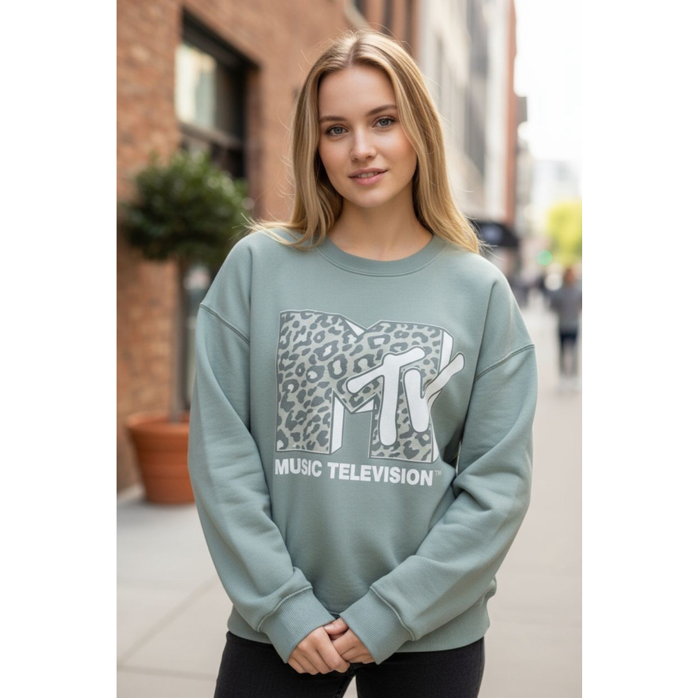 cozy MTV Women’s Long Sleeve Sweatshirt Size M great for fall!